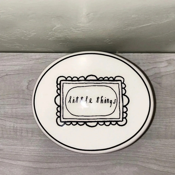 RAE DUNN ARTISAN COLLECTION CERAMIC OVAL KEEPSAKE DISH WITH LID. DESIGNER. NEW! - Picture 3 of 4